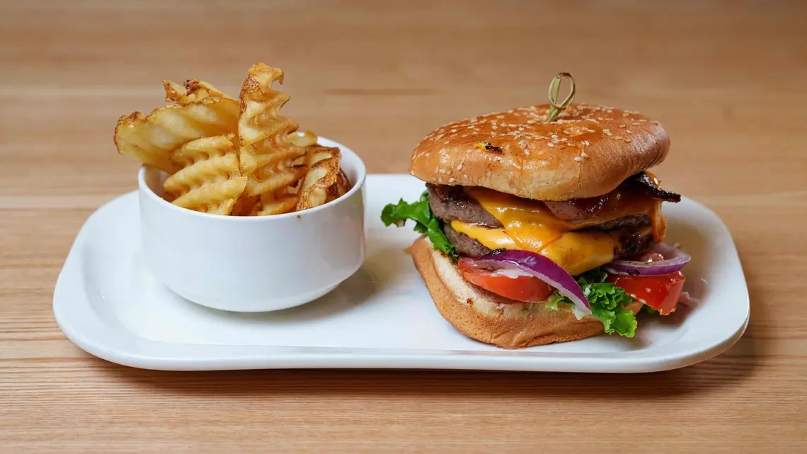 Noni's Cheeseburger